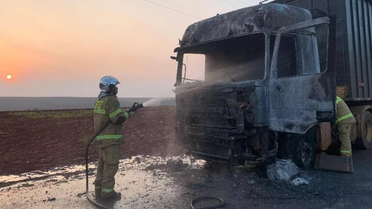 Caminhão carregado com carga inflamável pega fogo em Cascavel