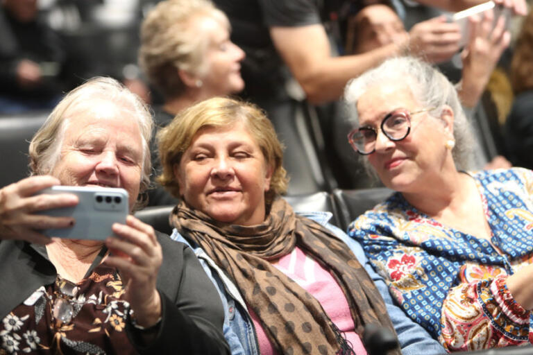 Idosos aprendem na prática as funcionalidades dos aplicativos para celulares