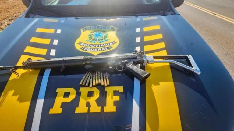 PRF encontra arma de guerra no interior de automóvel capotado na BR-277