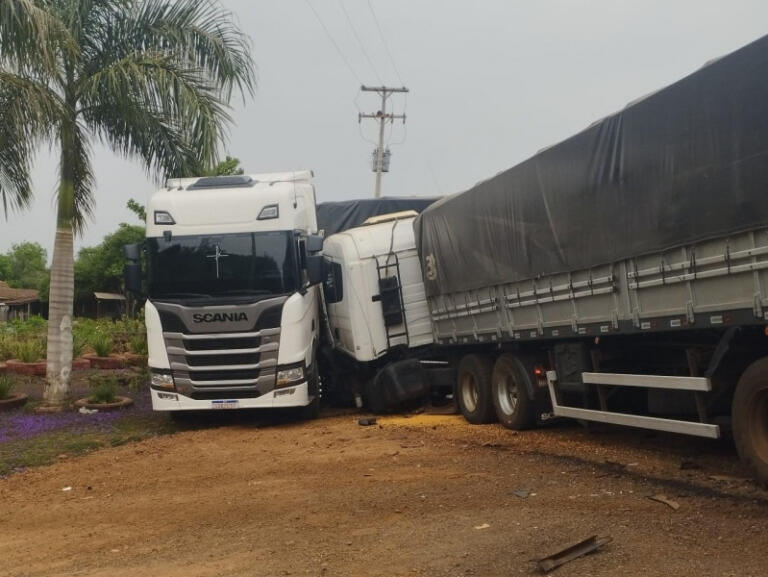 Duas carretas se envolvem em acidente na BR-163 em Mercedes