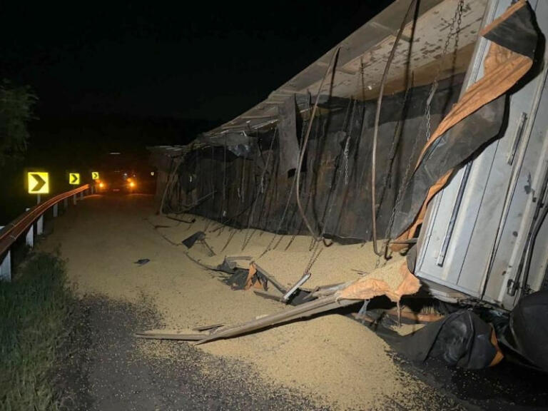 Carreta de soja tomba na BR-163 e deixa rodovia perigosa no treco de Mercedes a Guaíra