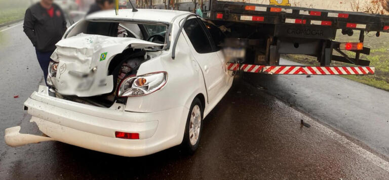 Imagens mostram destruição de veículos em engavetamento na BR-277