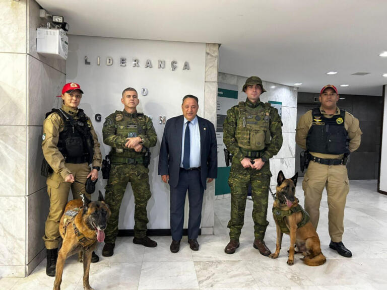 Deputado Hussein Bakri homenageia cães farejadores e Batalhão de Polícia Militar de Fronteira