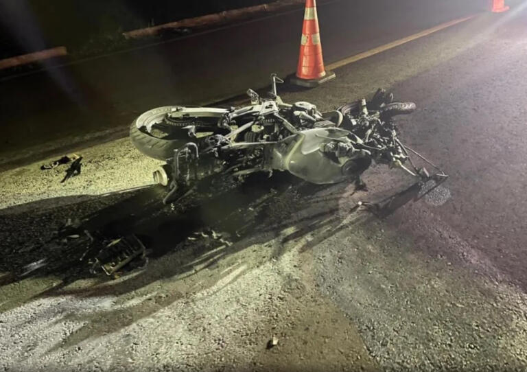 Motociclista cai em rodovia e acaba atropelado por carro que vinha atrás