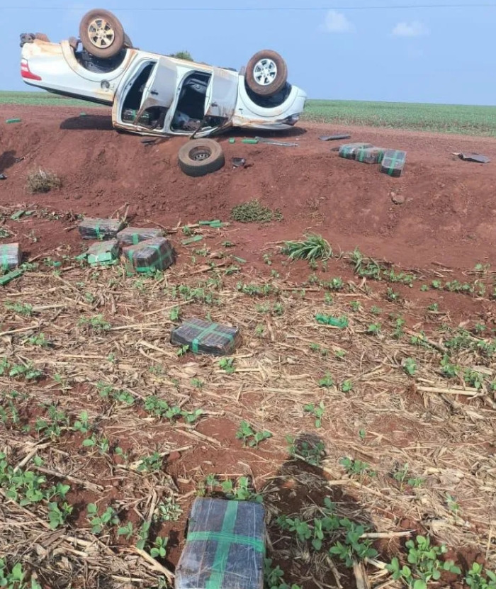 Traficante abandona 430 quilos de maconha após capotar caminhonete