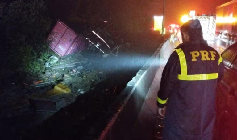 Tragédia na BR-376: Acidente com van de atletas deixa nove mortos