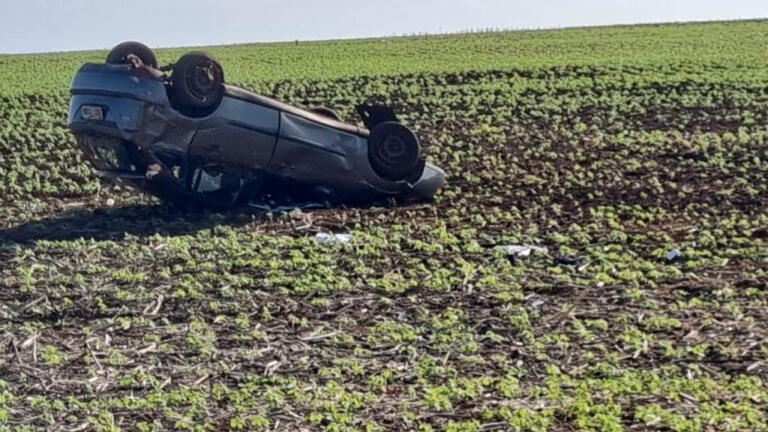 Motorista abandona carro capotado em lavoura em Maripá