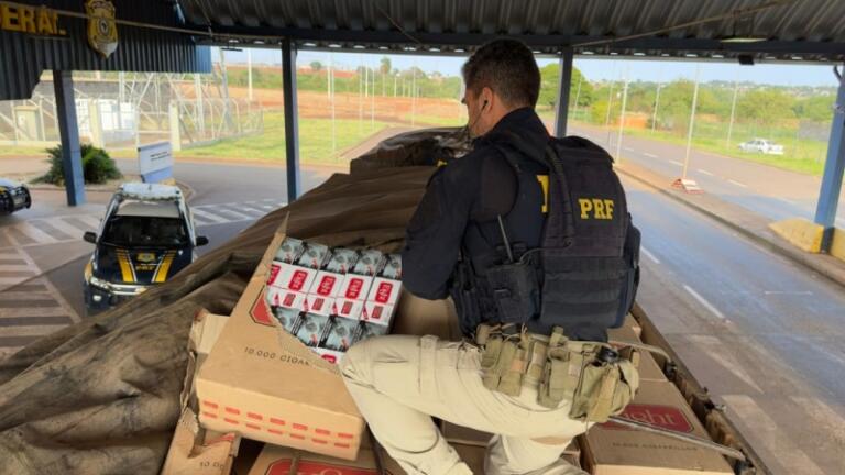 Bitrem com 1,5 mil caixas de cigarros é apreendido em Mercedes