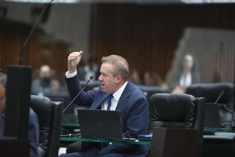 Deputado Luis Corti apresenta emendas ao projeto que institui o Programa Regulariza Paraná