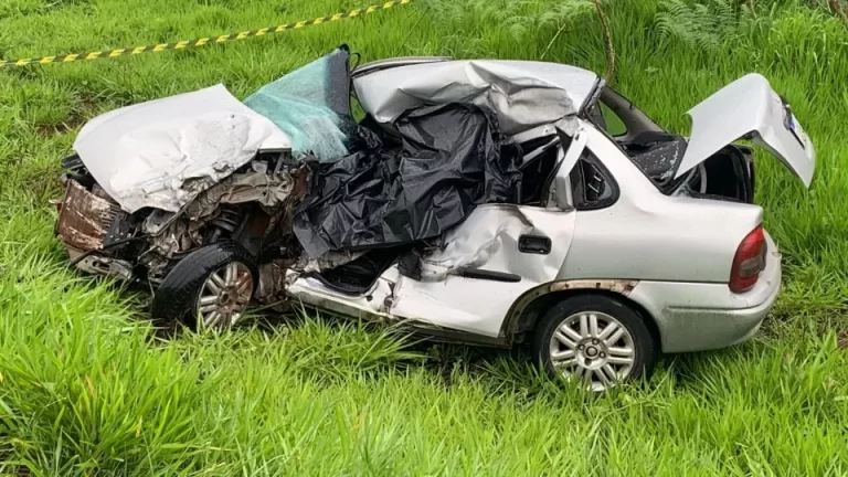 Homem morre em batida frontal entre carro e carreta
