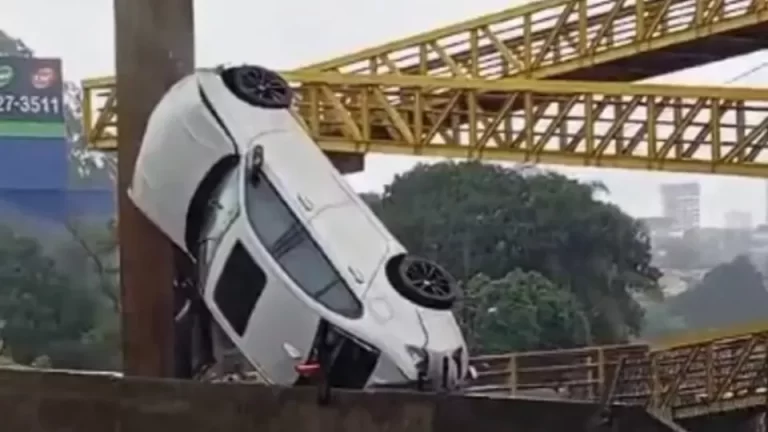 BMW para “em pé” após capotar e atingir passarela na BR-376