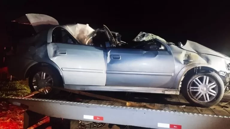 Astra bate em retroescavadeira e motorista fica ferido