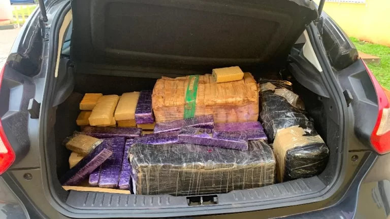 PRF apreende veículo carregado com maconha na BR-277; casal é preso
