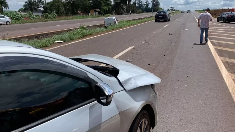 Carro cai em valeta após batida na BR 467 em Cascavel