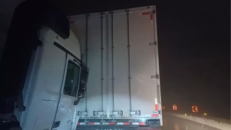 Motorista de caminhão morre em acidente na BR 376