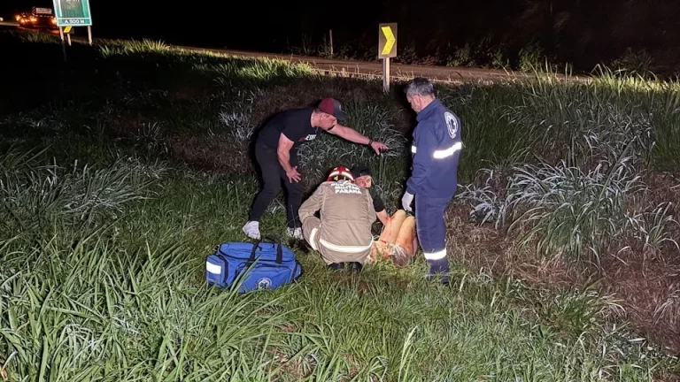 Casal ferido em capotamento na BR 163 fugia de atirador em Cascavel