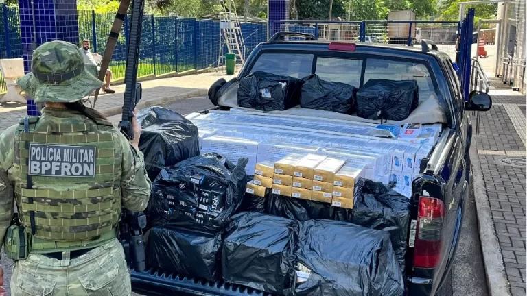 Caminhonete carregada com 900 pacotes de cigarros é apreendida em Foz do Iguaçu