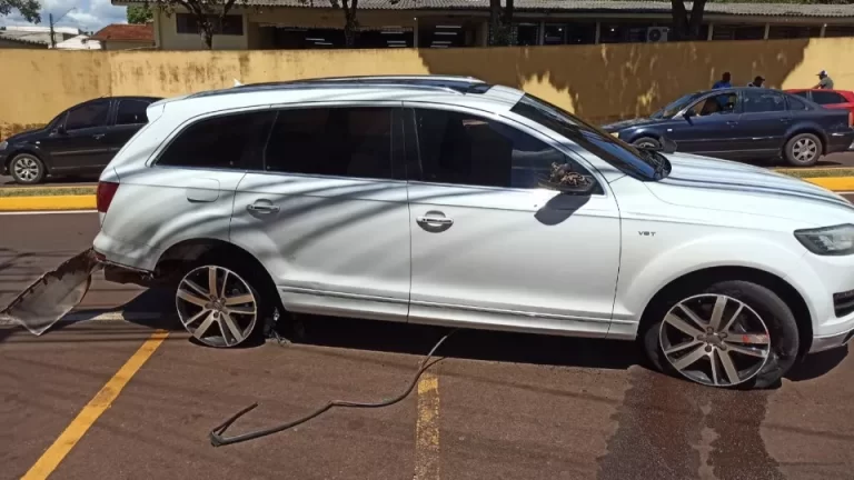 Policiais federais atiram contra pneus de carro avaliado em mais de R$ 530 mil