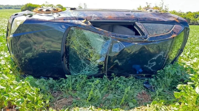 Condutor capota Astra em meio à lavoura no interior de Marechal Rondon