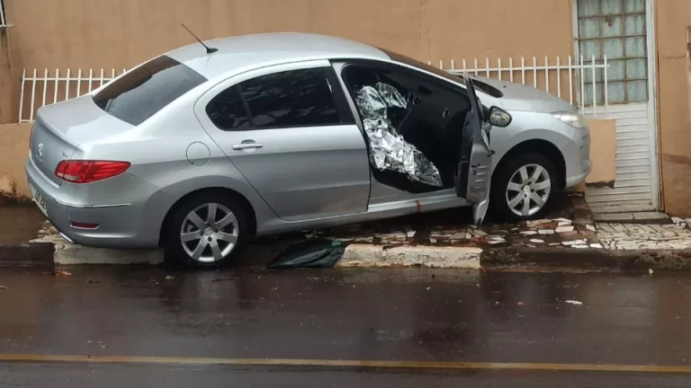 Homem morre e mulher é baleada em Toledo