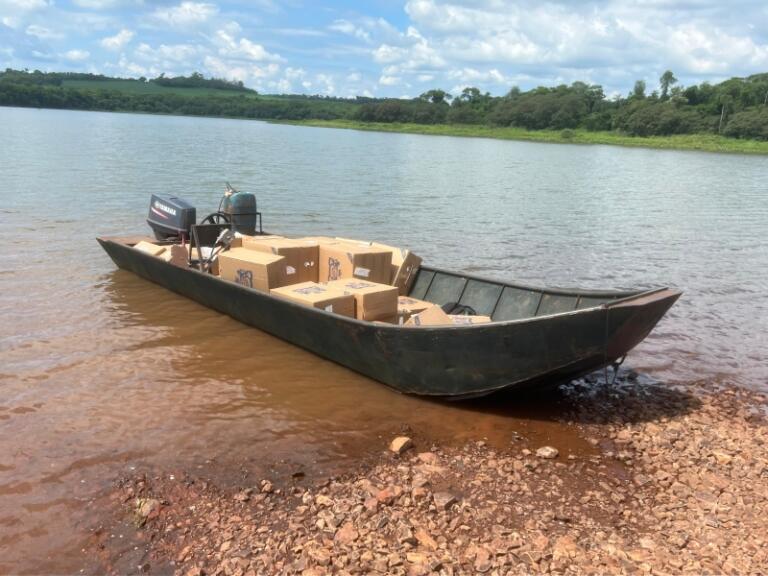 Barco carregado com cigarros é apreendida no Lago de Itaipu em Mercedes