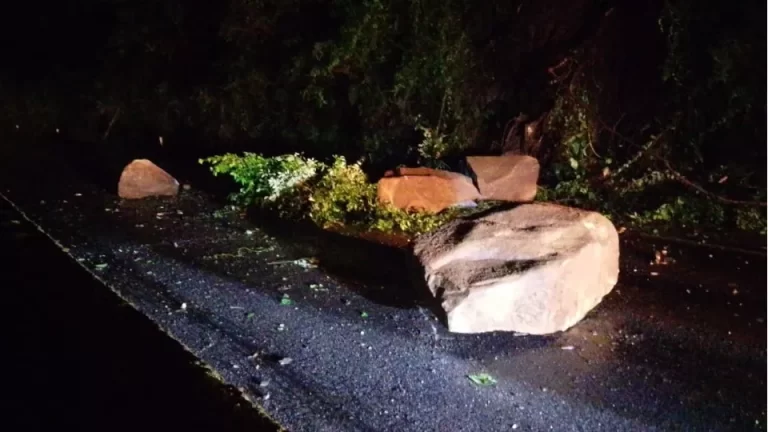 BR-277 em Morretes está parcialmente interditada devido a deslizamento de pedras