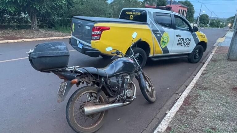 Motociclista sem CNH e com moto com placa adulterada acaba preso após “cair” no bafômetro