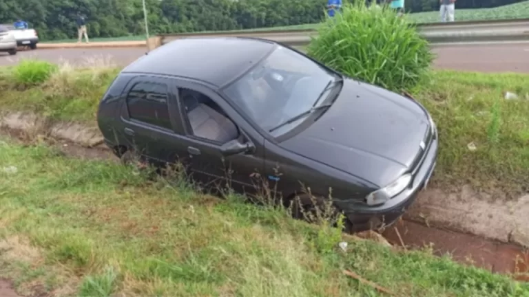 Condutor na contramão sai da pista e veículo cai em canaleta