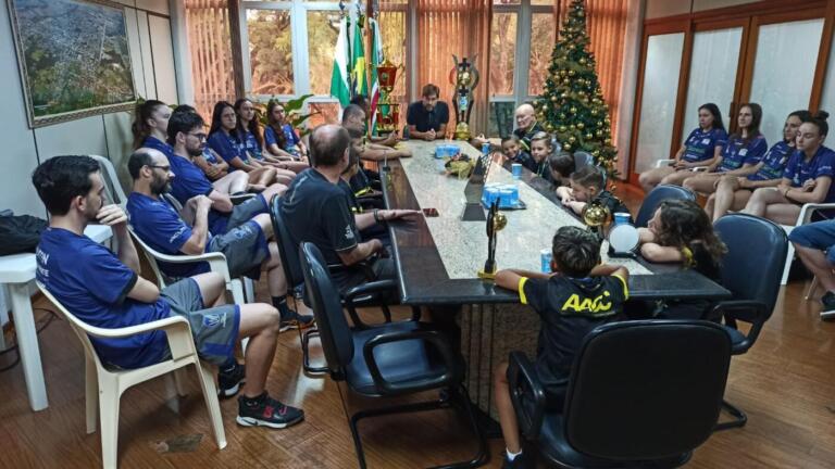 Campeões paranaenses de futsal e voleibol se reúnem com o prefeito de Marechal Rondon