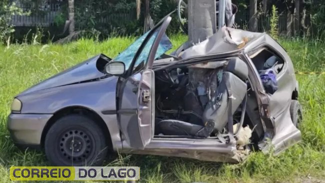 Carro “dobra” ao meio após bater em poste e motorista morre
