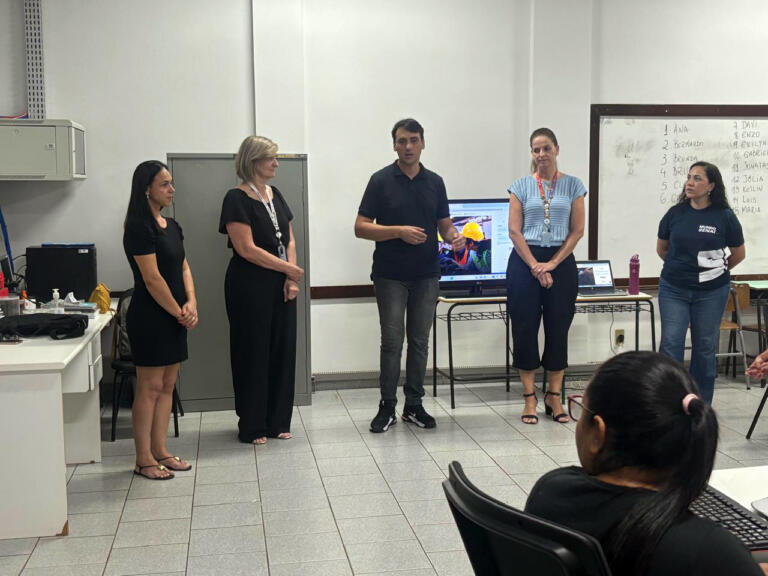 Curso de Assistente Administrativo é oficializado pela administração de Pato Bragado e Senai