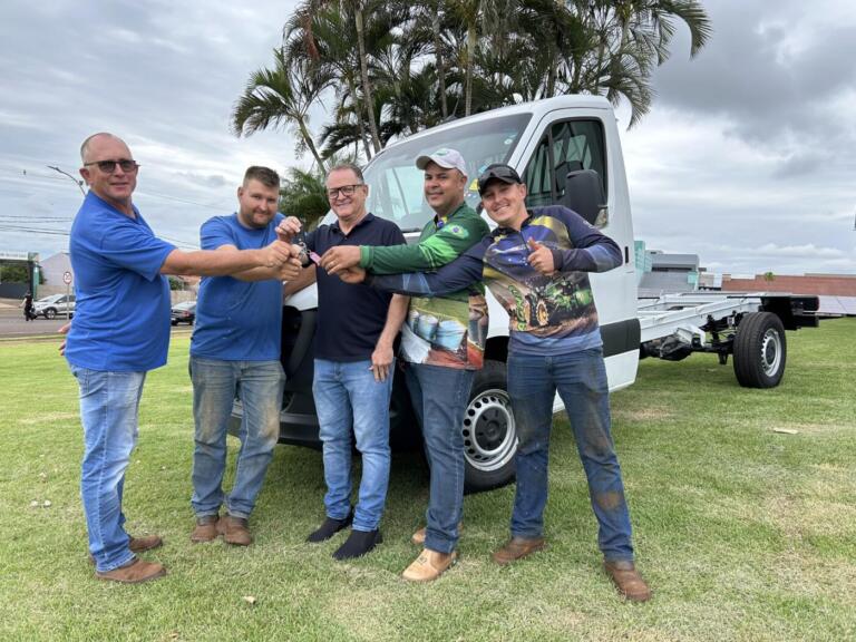 Prefeitura de Mercedes entrega veículo zero quilômetro ao Semae