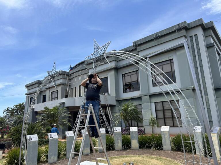 Iniciada a montagem da decoração natalina em Mercedes