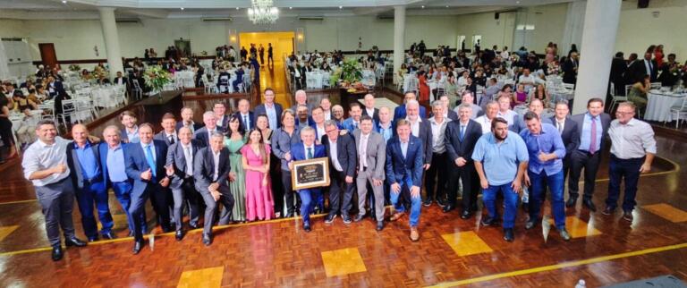 Evento da AMOP reúne prefeitos e homenageia ex-deputado Élio Rusch em Cascavel