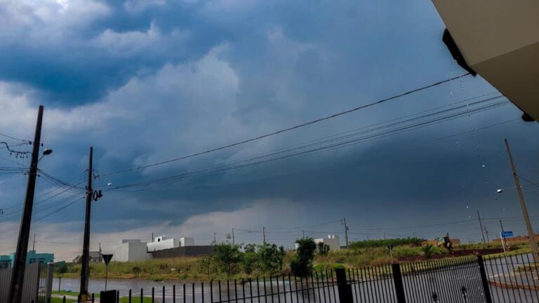 Frente fria mantém tempo instável no Paraná com previsão de chuva e temporais