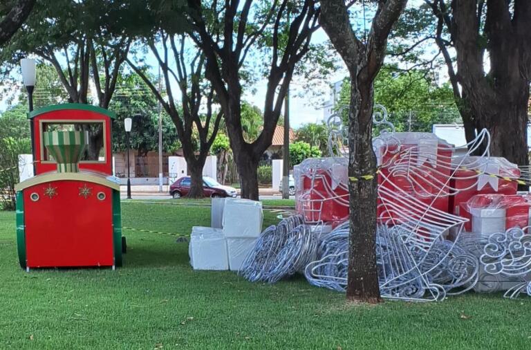 Decoração natalina começa a ser instalada em Marechal Rondon