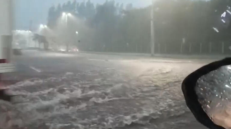 Chuvarada alaga ruas em Marechal Rondon