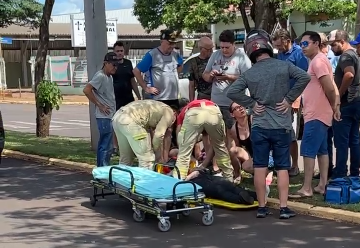 Jovem fica desacordada após colidir com pedestres em avenida de Marechal Rondon
