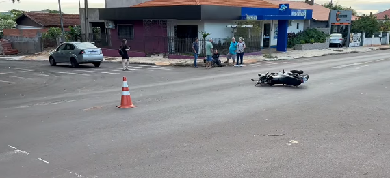 Jovem de 20 anos fica ferido após acidente no centro de Marechal Rondon