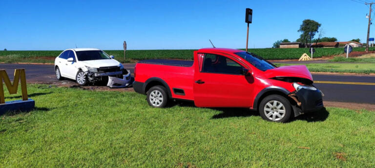 Após receber sinal que poderia atravessar a via, Cruze é atingido por Saveiro no Trevo de Maripá