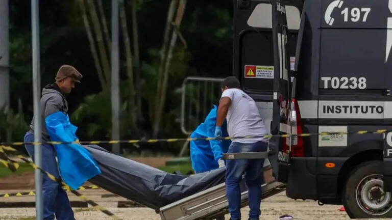 Polícia retira corpo do autor ao atentado na Praça dos Três Poderes