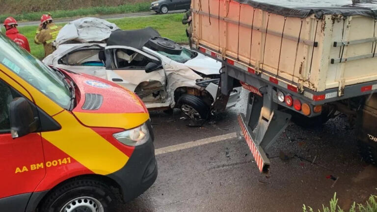 Motorista fica ferida em grave batida com caminhão na BR-163