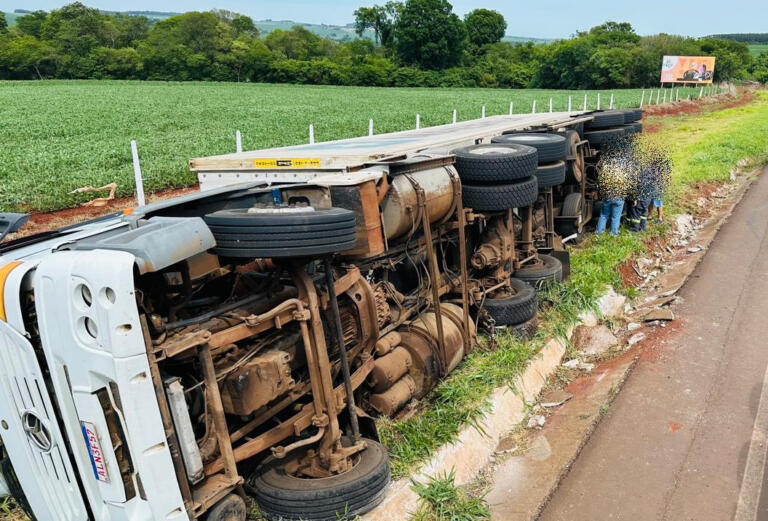 Carreta tomba na BR-163 na saída de Marechal Rondon
