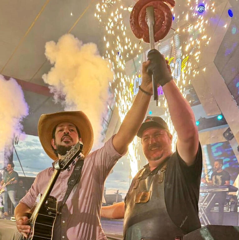 Rondonense Rodrigo Glesse abre show na parrilla do palco de Fernando e Sorocaba