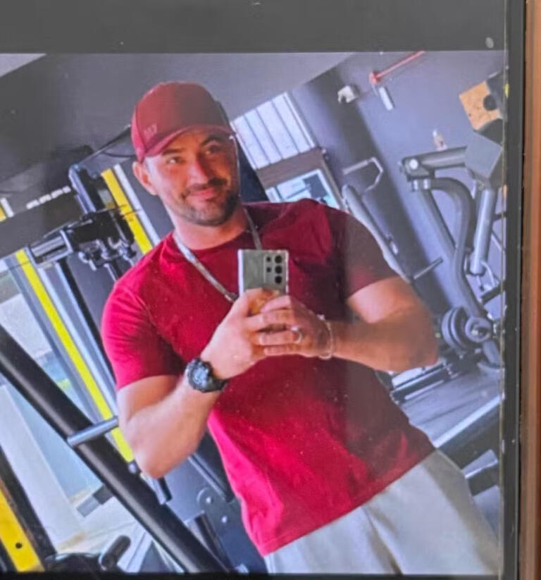 Motociclista morre após ser atropelado e arrastado por caminhonete em Cascavel; motorista fugiu