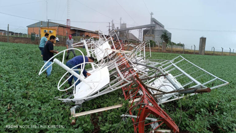 Vento forte derruba torre da Rádio Guaçu FM com 110 metros em Toledo