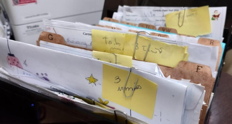 Cerca de 300 cartinhas de Natal aguardam adoção na prefeitura rondonense