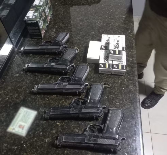 Exército recupera parte das armas furtadas em batalhão do Paraná; um homem foi preso