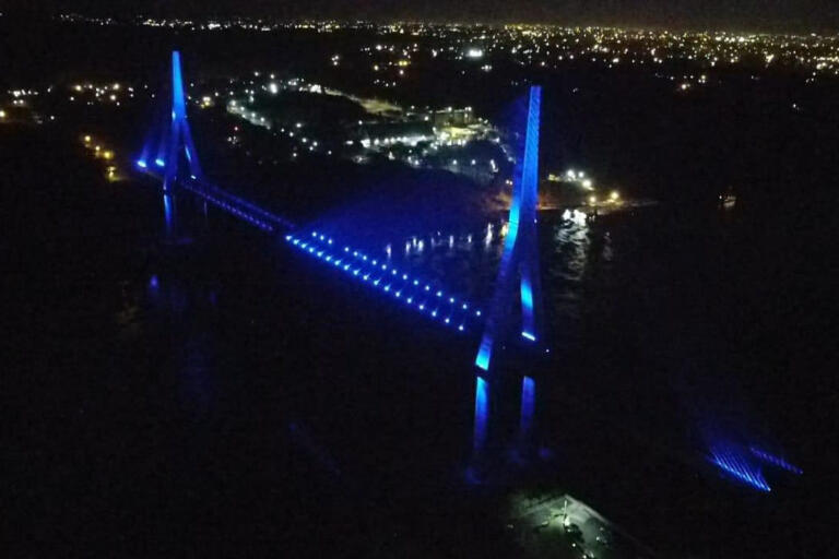 Ponte da Integração entre Brasil e Paraguai ganha iluminação azul