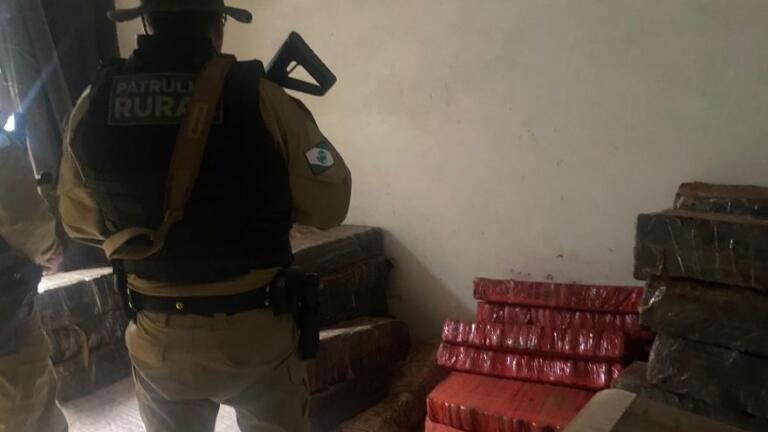 PM apreende maconha em casa abandonada em Terra Roxa